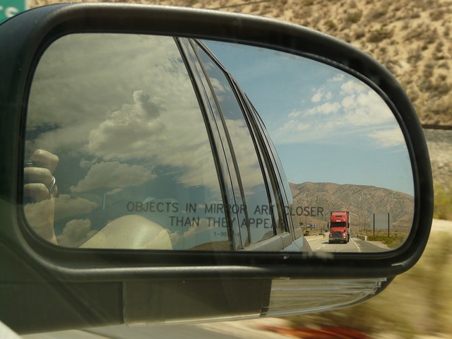 rear-mirror-4525_640.jpg